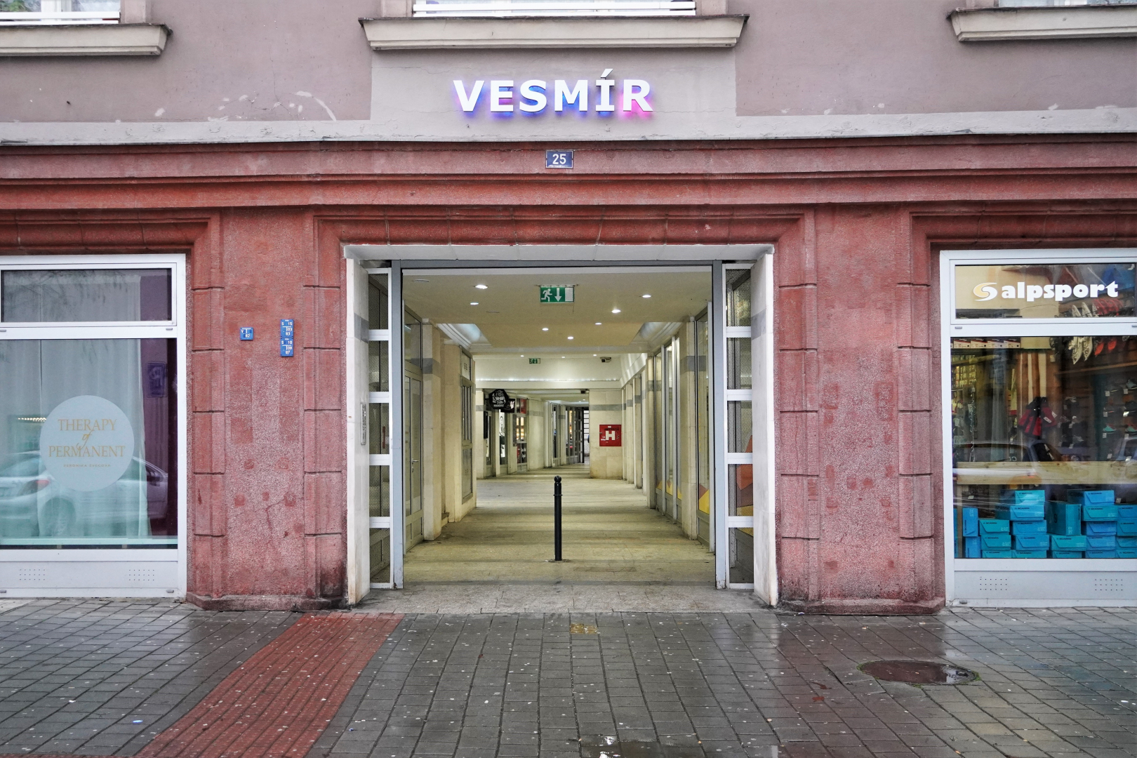 Nádražní 1265/24, prodejna - 21,75  m²