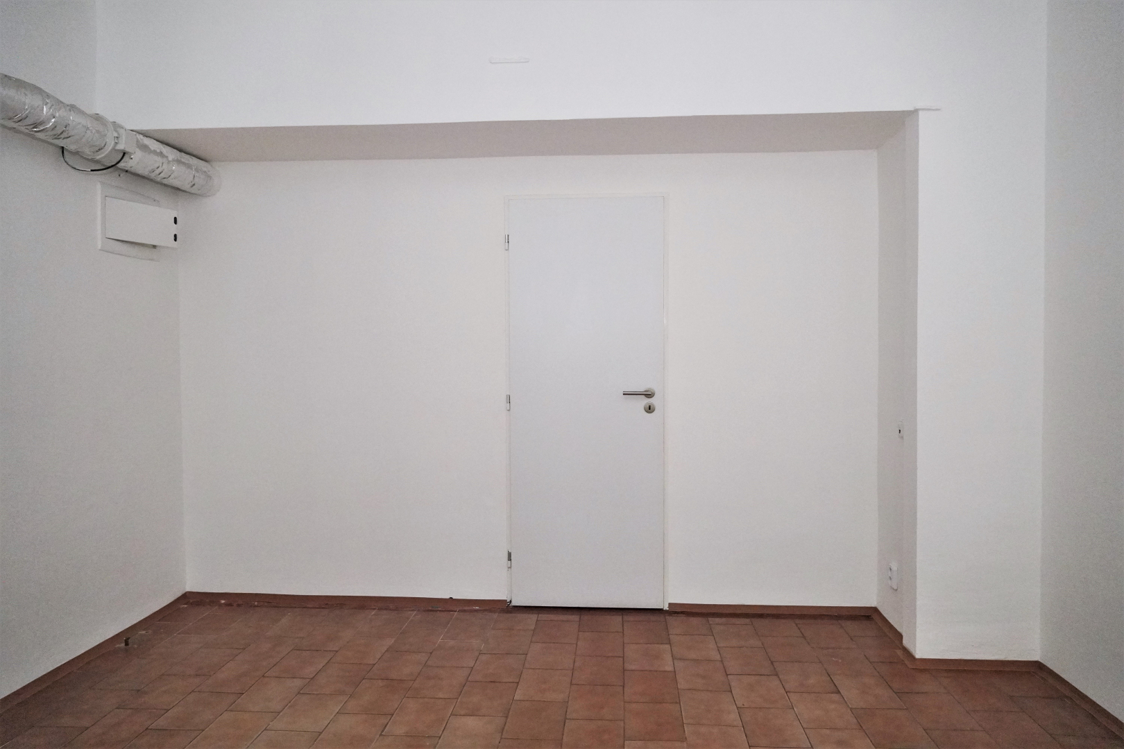 Nádražní 1265/24, prodejna - 21,75  m²