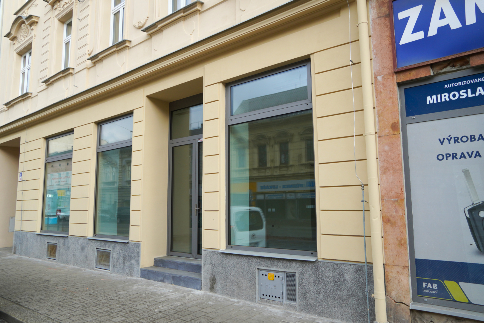 Nádražní 544/168 - prodejna - 83,85 m²