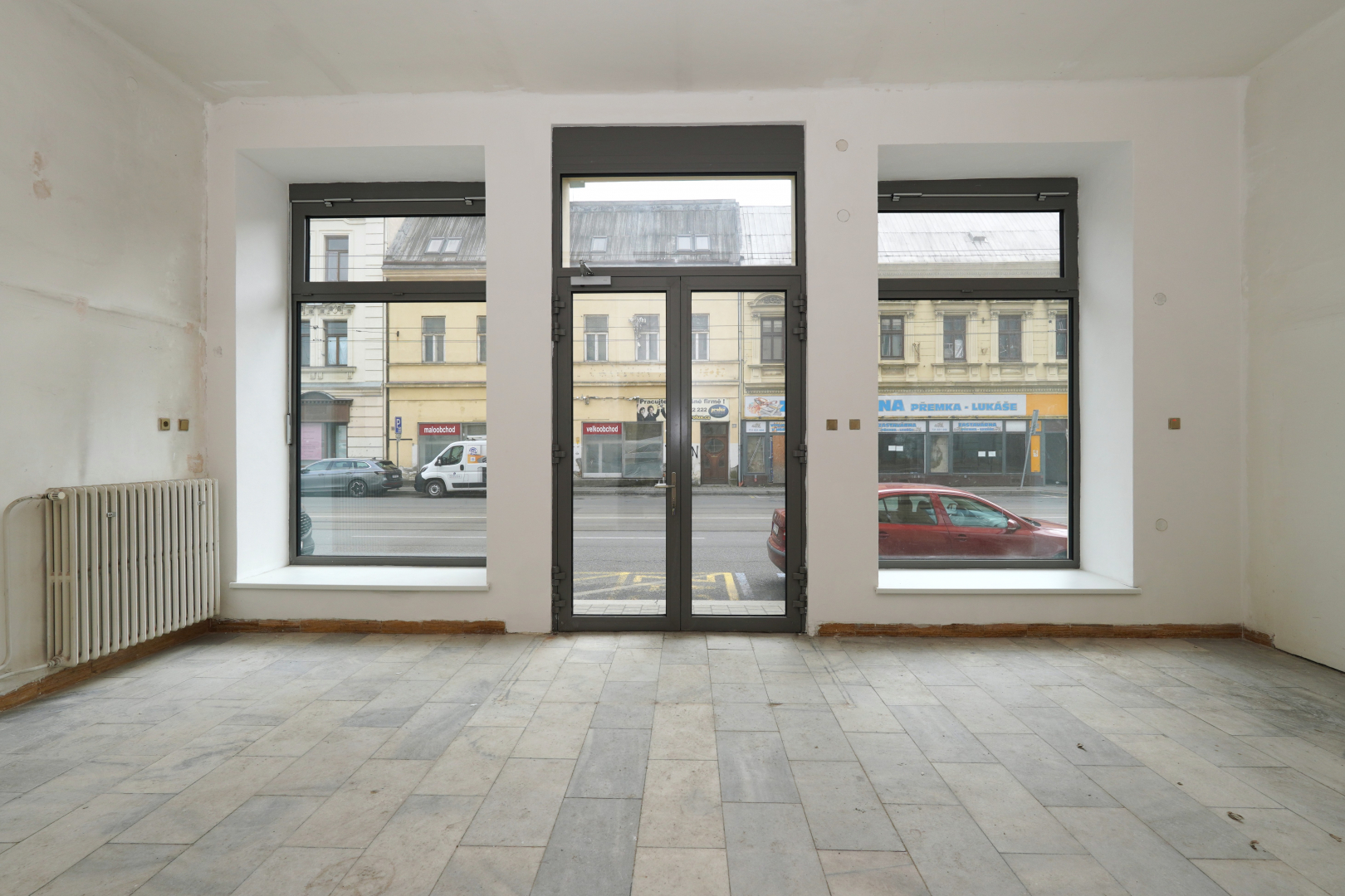 Nádražní 544/168 - prodejna - 83,85 m²