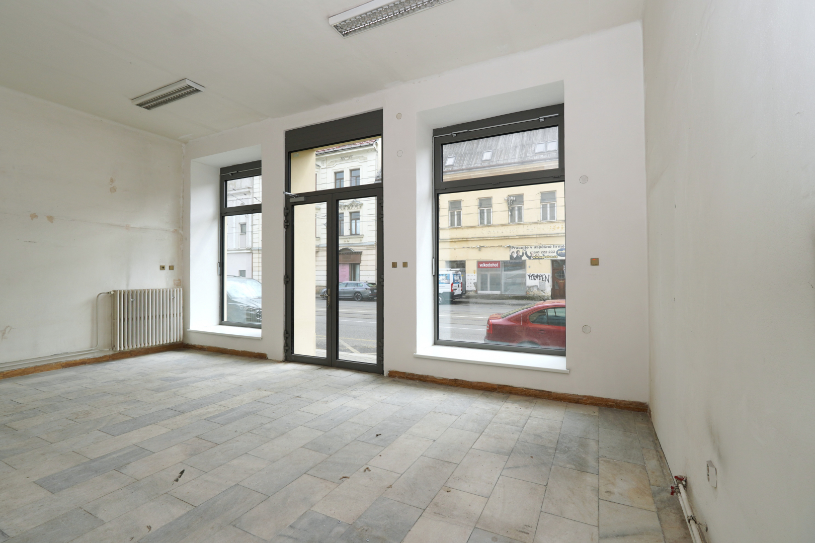 Nádražní 544/168 - prodejna - 83,85 m²