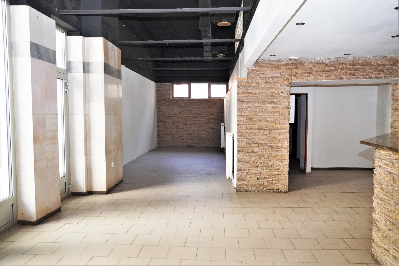 Nádražní 1265/24 - prodejna - 89,60 m²