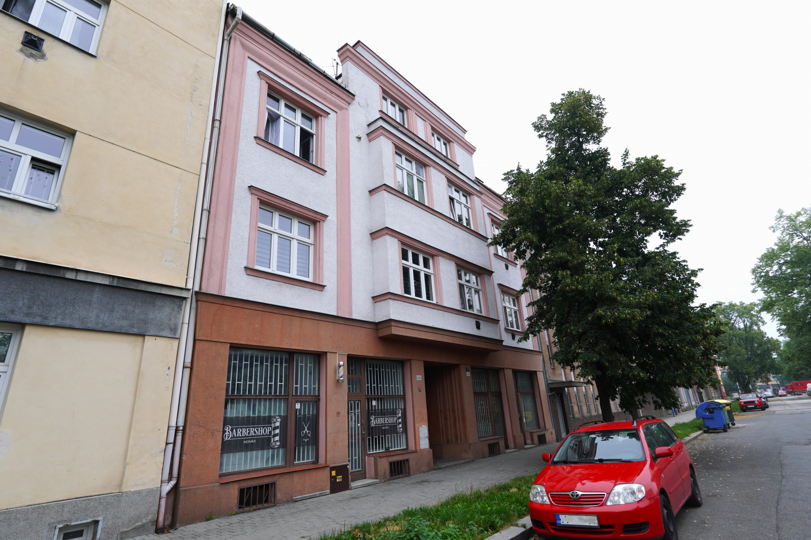 Macharova 945/9 - barbershop, kadeřnictví - 66 m²