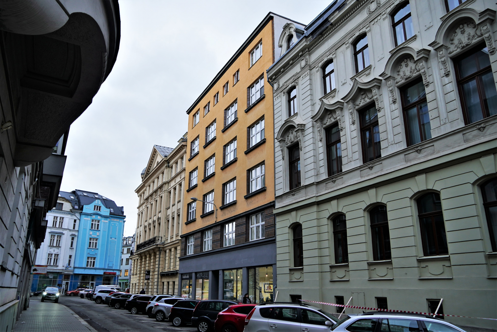 Na Hradbách 1922/15, jednotka č. 1922/901 - kadeřnický salon - 77,13 m²