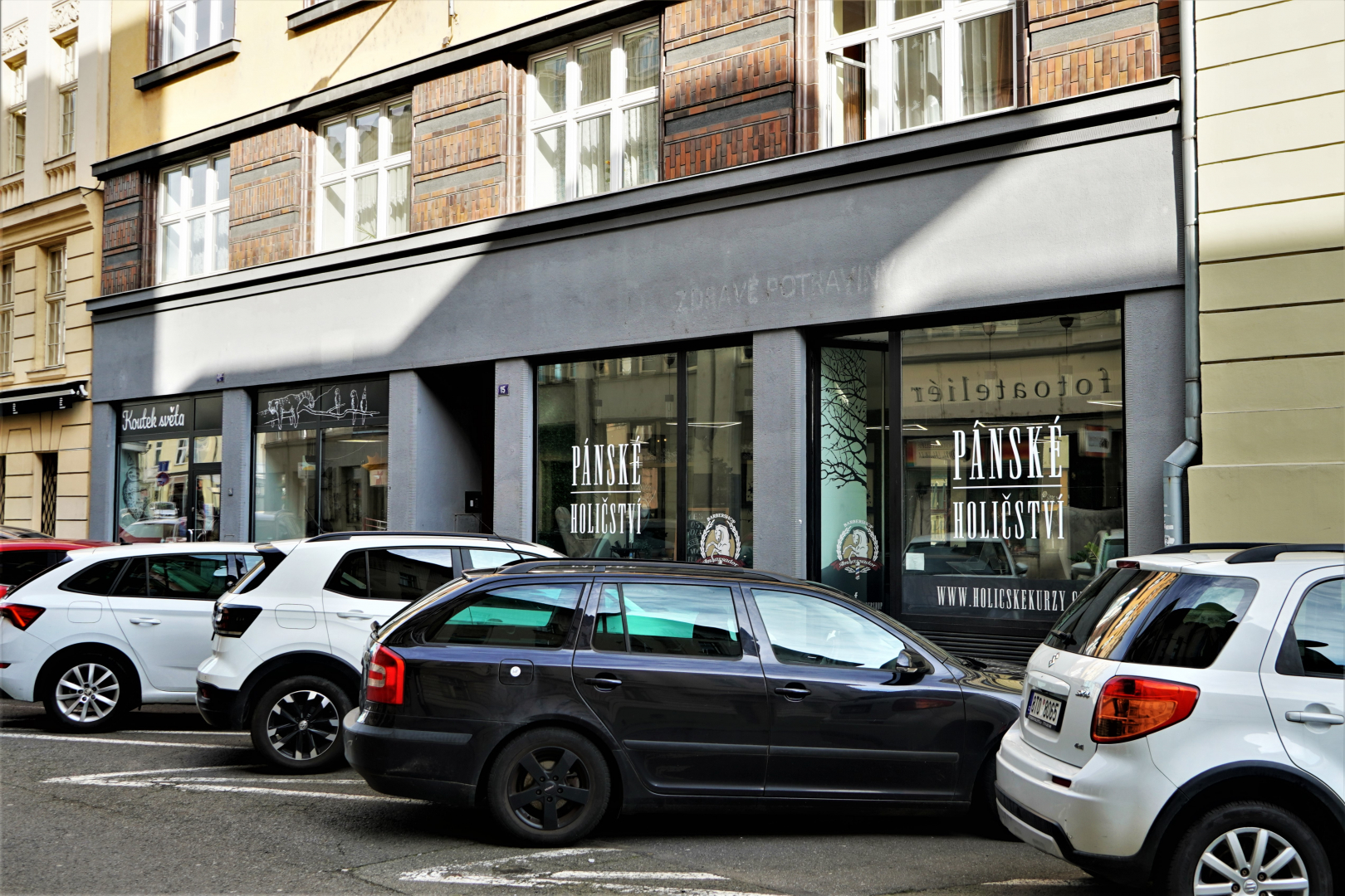 Na Hradbách 1922/15, jednotka č. 1922/901 - kadeřnický salon - 77,13 m²