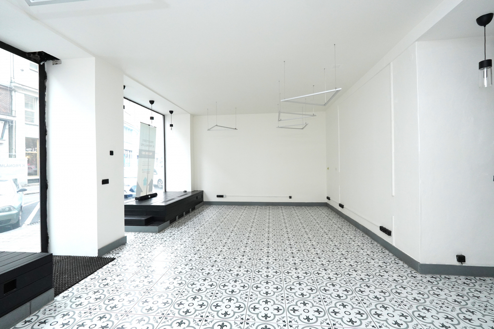 Na Hradbách 1922/15, jednotka č. 1922/901 - kadeřnický salon, prodejna - 77,13 m²