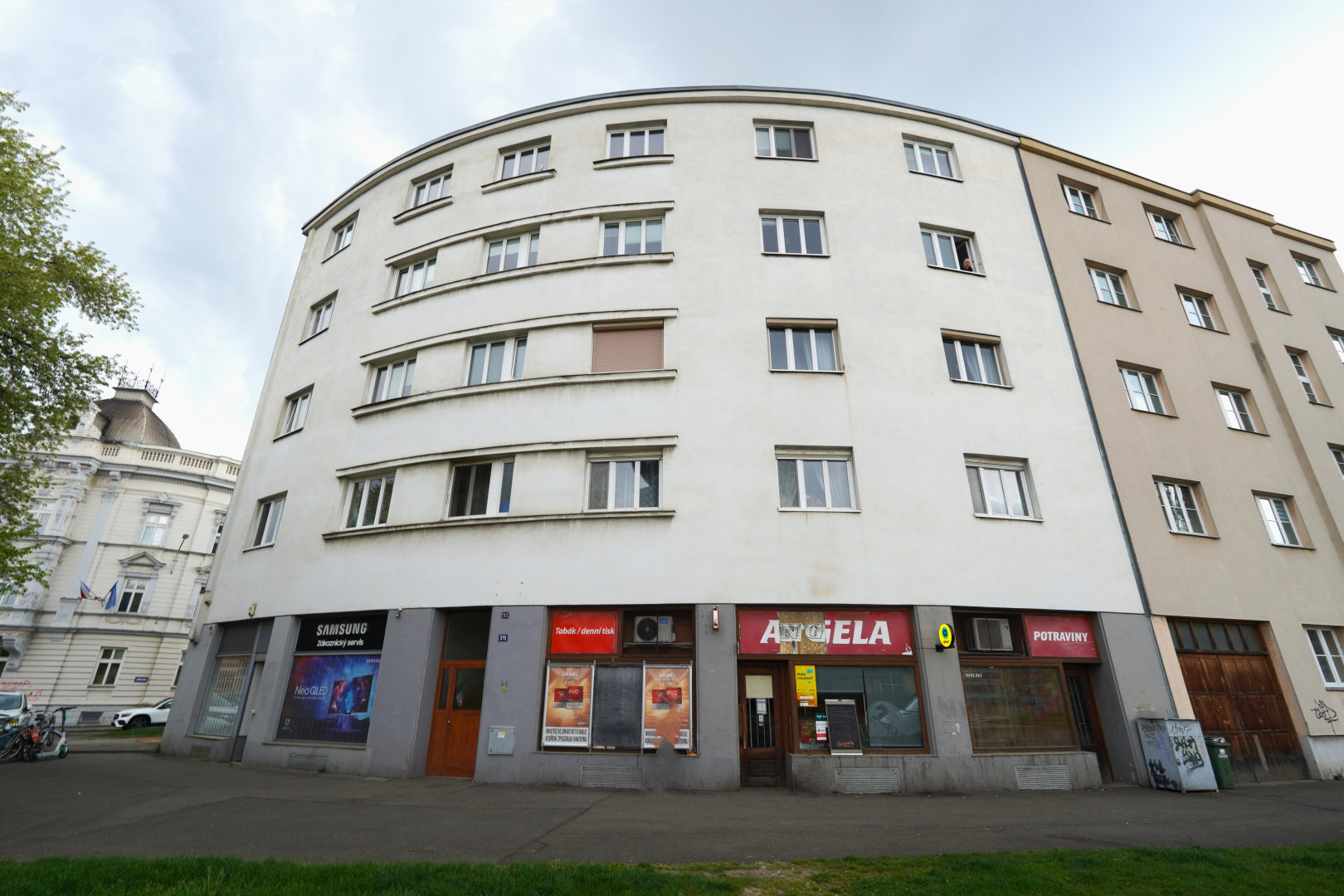 Nádražní 370/102, jednotka č. 370/902 - prodejna - 115,40 m²