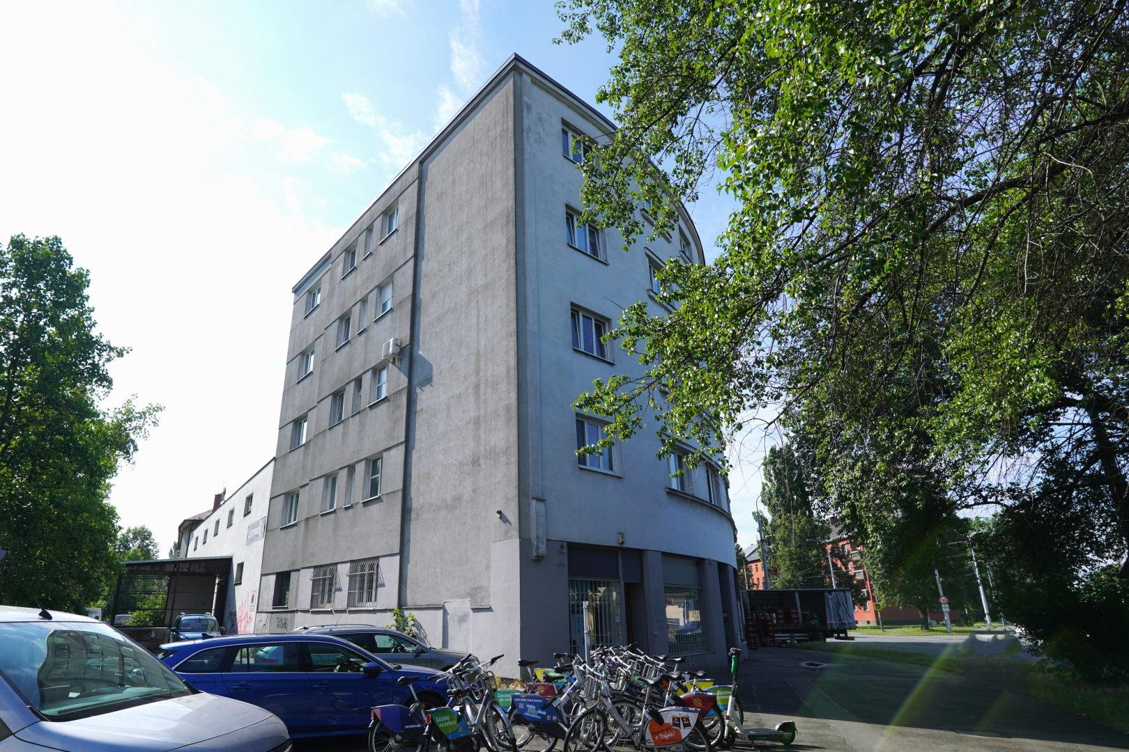 Nádražní 370/102, jednotka č. 370/902 - prodejna - 115,40 m²