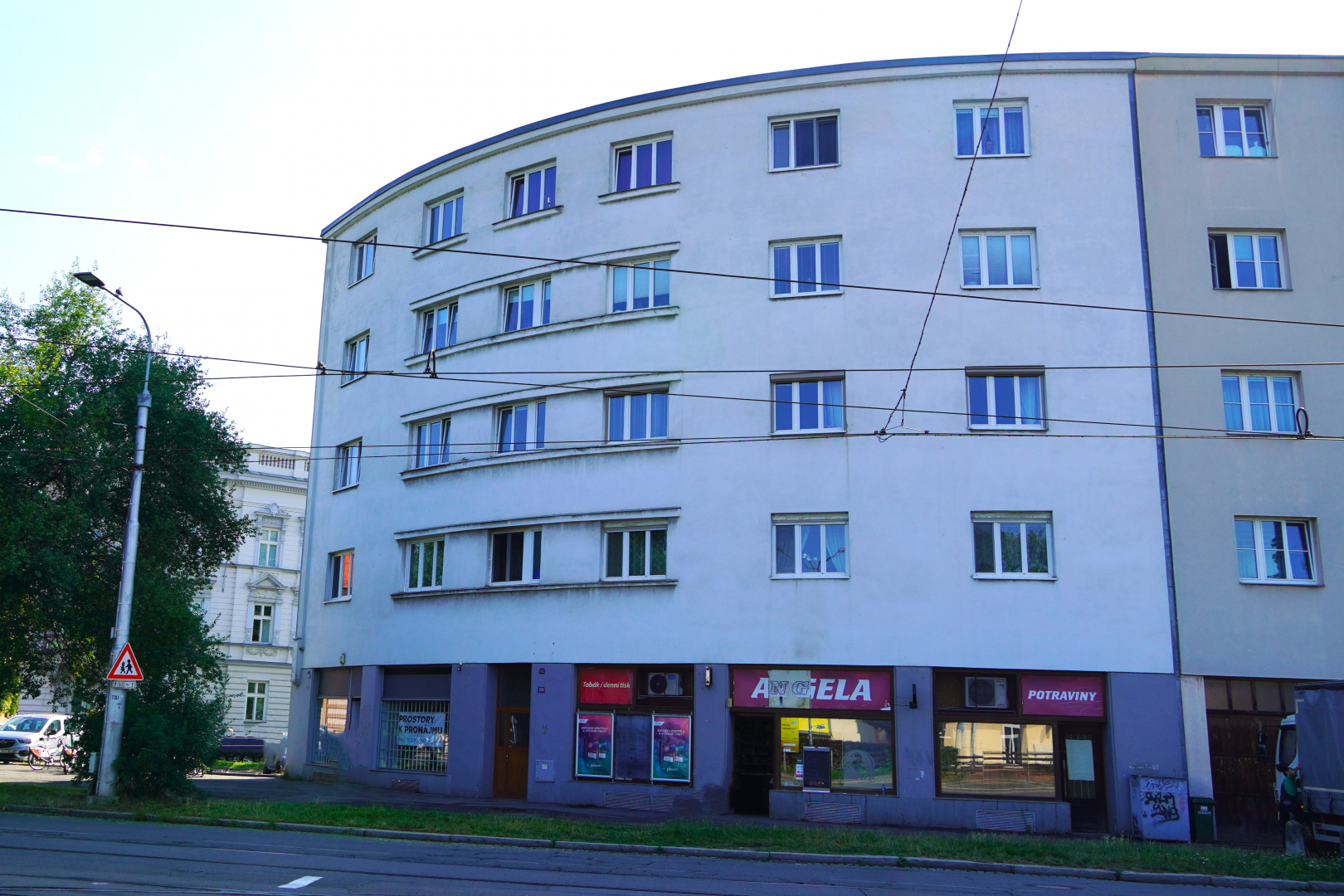 Nádražní 370/102, jednotka č. 370/902 - prodejna - 115,40 m²